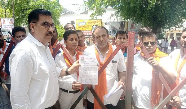 मुरादाबाद : लव जिहाद के खिलाफ शिवसेना ने किया प्रदर्शन, सौंपा ज्ञापन
