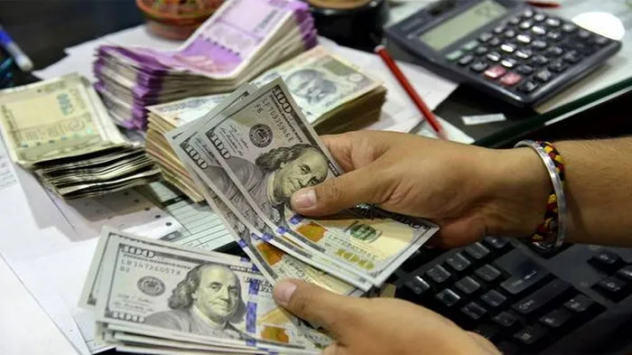 मुंबई: शुरुआती कारोबार में अमेरिकी डॉलर के मुकाबले रुपया 12 पैसे टूटा