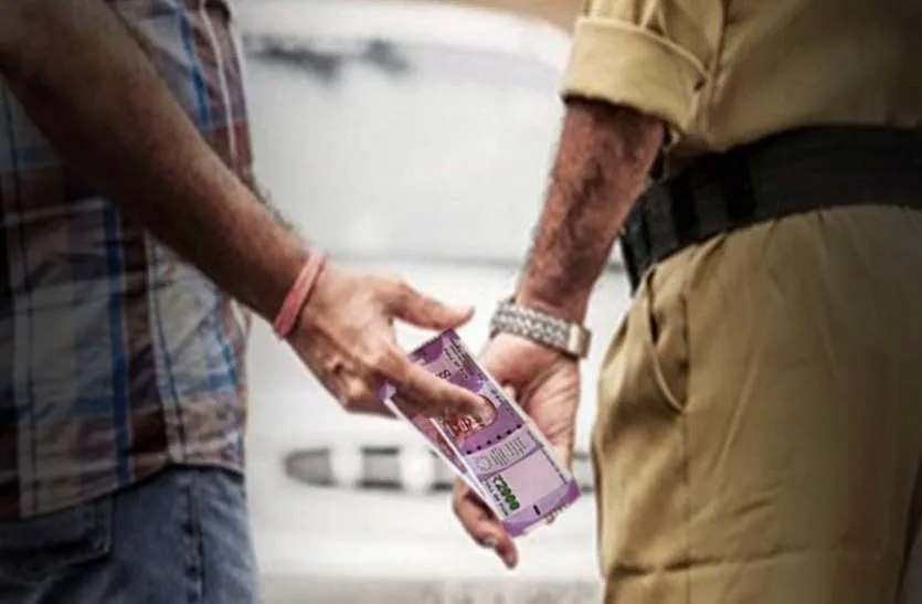खाकी हुई दागदार, मध्यप्रदेश के भिंड में पुलिस कर्मचारी रिश्वत लेते गिरफ्तार