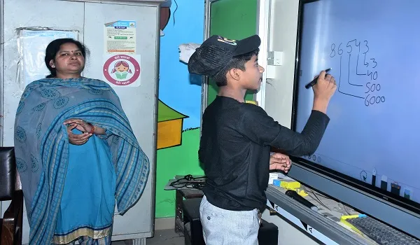 मुरादाबाद: धीमी गति से स्कूलों में स्मार्ट कक्षाओं के संचालन पर ग्रहण
