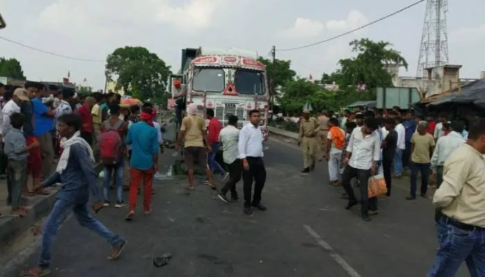 बाराबंकी: अनियंत्रित डंपर ने कार को मारी जोरदार टक्कर, बाल-बाल बचे ग्राम विकास अधिकारी, घंटों लगा रहा जाम