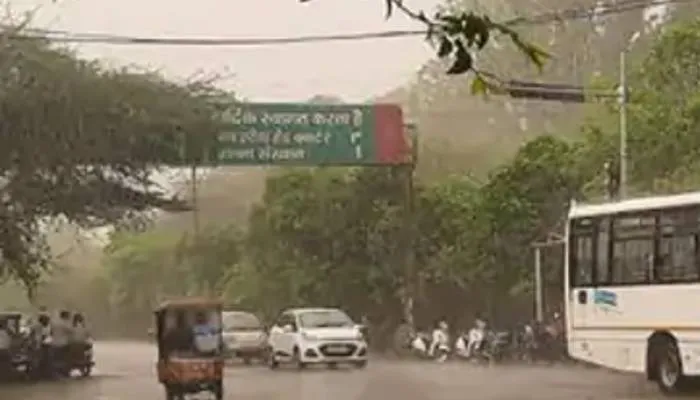 लखनऊ में मौसम ने ली करवट, धूल भरी आंधी के साथ हुई बारिश, लोगों को गर्मी से मिली राहत