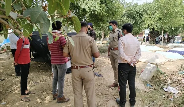 मुरादाबाद: हत्या के संदेह में कब्र से निकाला महिला का शव