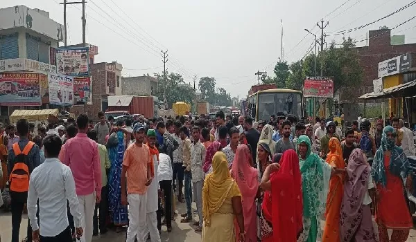 अमरोहा: कुत्तों के हमले से छात्र की मौत, दूसरा जख्मी, गुस्साए परिजनों ने लगाया जाम