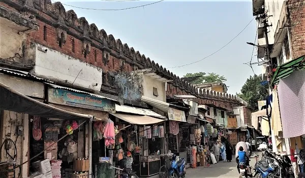 जामा मस्जिद के सामने सराफा बाजार की 40 दुकानों ने खत्म की किले की खूबसूरती