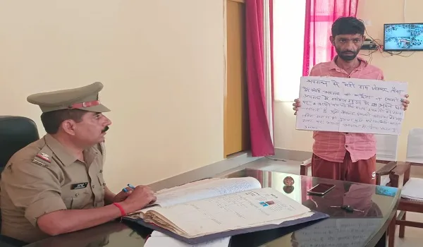 रामपुर : गले में तख्ती डालकर कोतवाली पहुंचा हिस्ट्रीशीटर, बोला- भविष्य में नहीं करूंगा अपराध