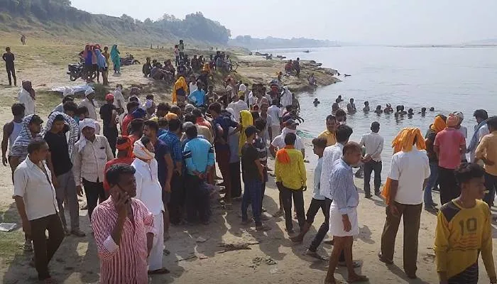 भदोही: गंगा में नहाने गए पांच युवक डूबे, महिला ने साड़ी फेंक कर एक की बचाई जान, चार लापता