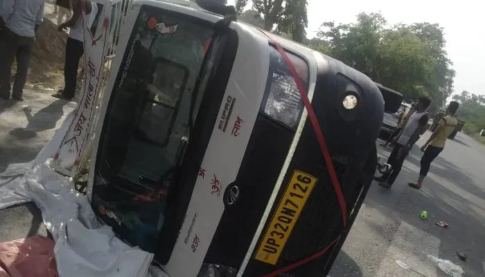 हरदोई में दर्दनाक सड़क हादसा: पिकअप डाला व इनोवा में जोरदार भिड़ंत, दो की मौत, एक दर्जन घायल