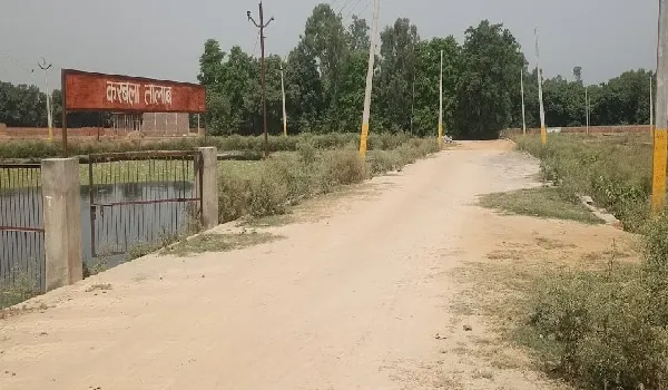 अमरोहा: शिकायत के बाद भी तालाब की भूमि पर हो रहा भराव, भूमाफिया दे रहे धमकी