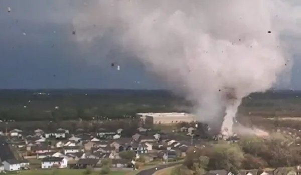 अमेरिका : कंसास में आए बवंडर से तीन छात्रों की मौत