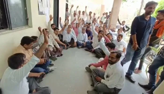 रायबरेली: ऊंचाहार तहसील में अधिवक्ताओं ने किया हंगामा, तहसीलदार पर लगाया यह आरोप