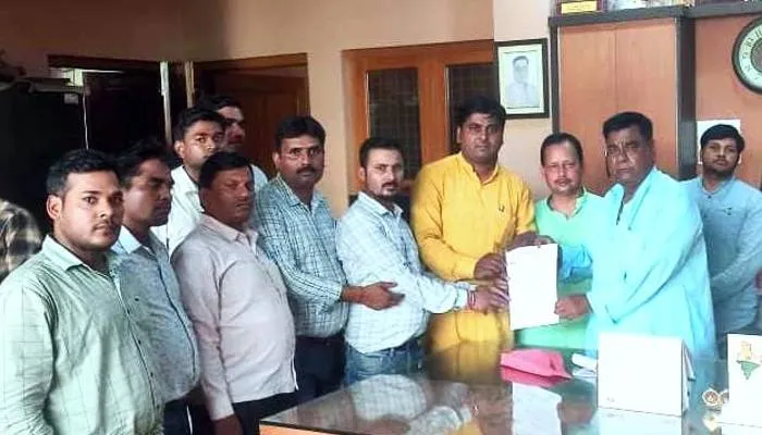 बहराइच: हाईकोर्ट के आदेश का पालन कराने को लेकर राष्ट्रीय शैक्षिक महासंघ ने सांसद को सौंपा ज्ञापन