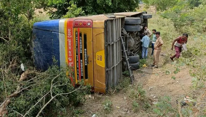 गोरखपुर: बिहार से दिल्ली जा रही बस गड्ढे में पलटी, एक दर्जन से अधिक यात्री घायल