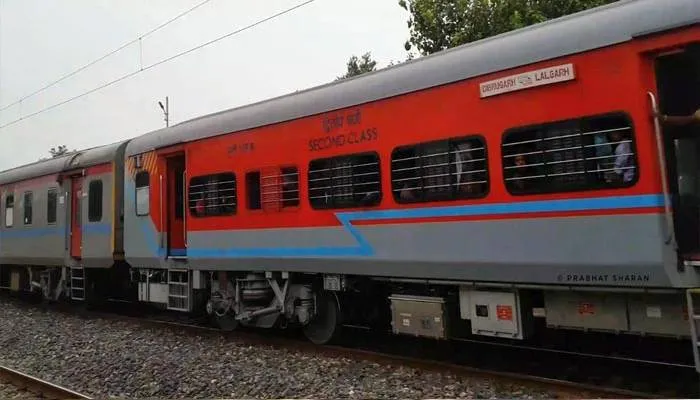 हापुड़: अवध-असम एक्सप्रेस ट्रेन के एस-4 कोच में लगी आग, मचा हड़कंप