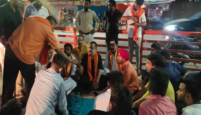 वसीम रिजवी उर्फ जितेंद्र नारायण त्यागी पहुंचे हनुमान सेतु, कहा- रहने के लिए घर नहीं, यहीं रात गुजरूंगा