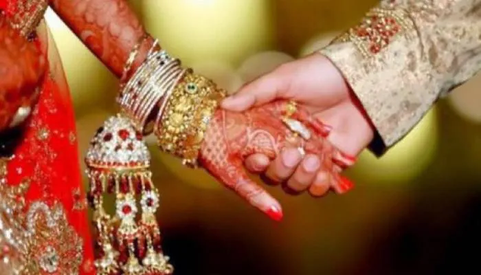 हरदोई: प्रेम की मेहंदी के चटक रंग के आगे पस्त हुये परिजन, तीसरे दिन घूमें भांवर, दुल्हन की हुई विदाई