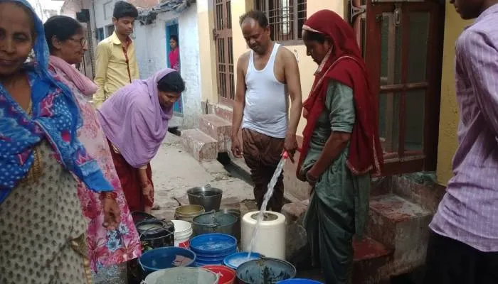 हरदोई: पानी की किल्लत से जूझ रहे हैं शहरवासी, कर्ज के तौर पर रईस लोग दे रहे गरीबों को पानी