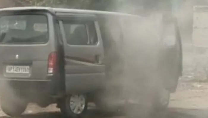 हरदोई: चलती कार में लगी आग, यात्रियों ने कूदकर बचाई जान