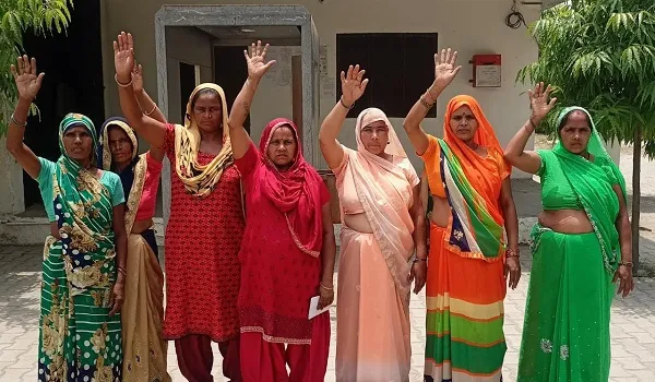 तालाब से दबंगों का कब्जा हटवाने के लिए महिलाओं ने किया प्रदर्शन