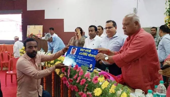 अयोध्या: सरकार के 8 साल की उपलब्धियों पर लोगों ने सुना पीएम का उद्बोधन, लाभार्थियों के खाते में भेजे गए 40 करोड़ की धनराशि