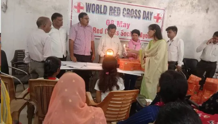 अयोध्या: अंतरराष्ट्रीय रेडक्रॉस दिवस पर उत्कृष्ट कार्य के लिये चार कार्यकर्ताओं को किया गया सम्मानित