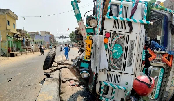 संभल: सीमेंट की बोरियों से भरा ट्रक सड़क पर पलटा