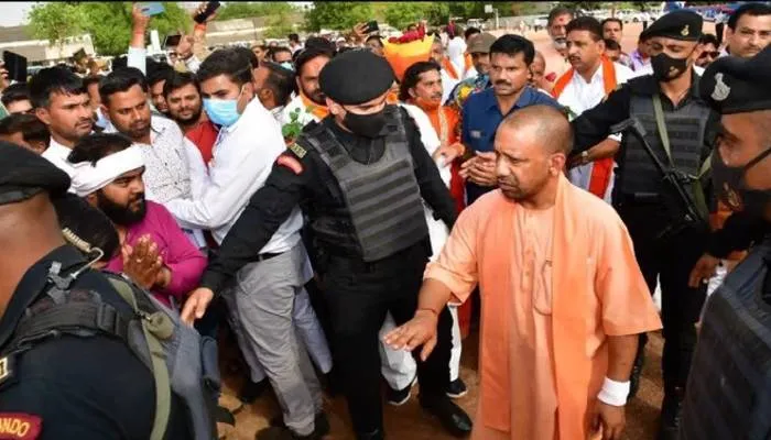 झांसी: भीड़ देखकर नाराज हुए सीएम योगी, गार्ड ऑफ ऑनर लेने से किया इनकार, कहा- मैं सिर्फ उन्हीं से मिलूंगा जो अनुशासित हैं