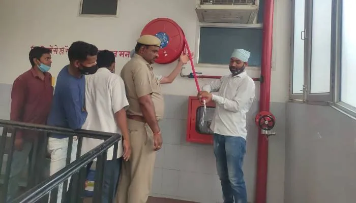 अयोध्या: फायर बिग्रेड ने आग से बचाव के लिये हास्पिटल व नर्सिंग होम में कराई मॉक ड्रिल, चेक किये सुरक्षा मानक