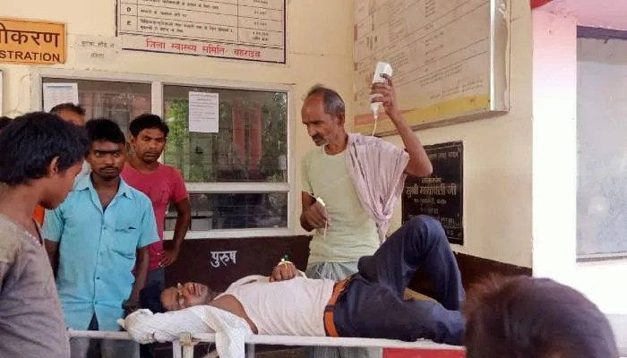 बहराइच: एचटी लाइन की चपेट में आई बारातियों से भरी बस, एक मौत, तीन घायल