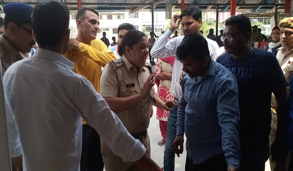 संभल: हिंदू संगठनों के पदाधिकारियों ने सिपाही को पीटा
