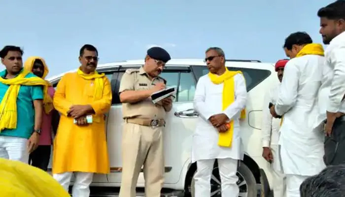 सुभासपा प्रमुख ओपी राजभर व ग्रामीणों के बीच हुई नोंकझोंक, दिखाया गांव के बाहर का रास्ता