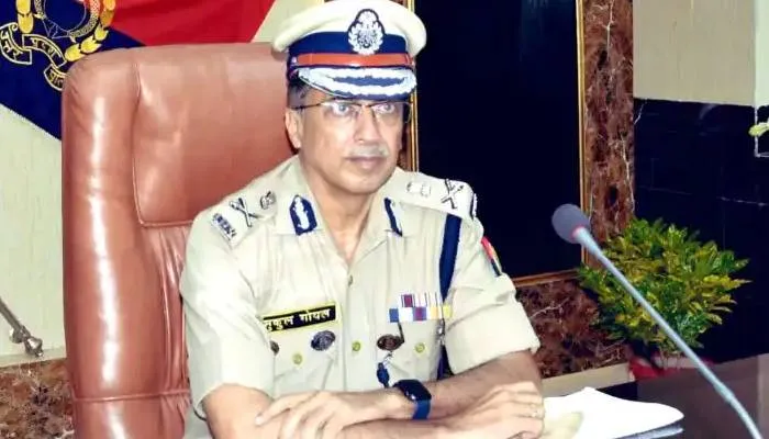 योगी सरकार का बड़ा फैसला, DGP पद से हटाये गये मुकुल गोयल, प्रशांत कुमार को मिली जिम्मेदारी