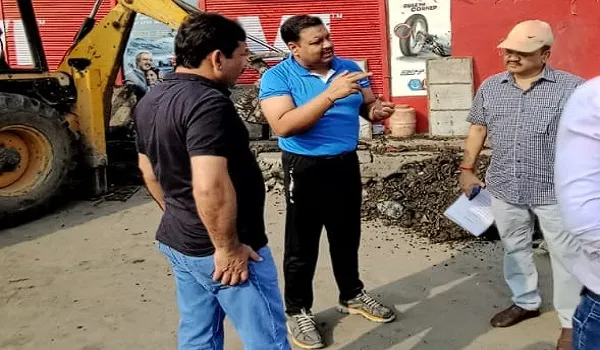मुरादाबाद: नगर आयुक्त ने शहर का किया निरीक्षण, ग्रीन बेल्ट की दीवार बनाने के दिए निर्देश