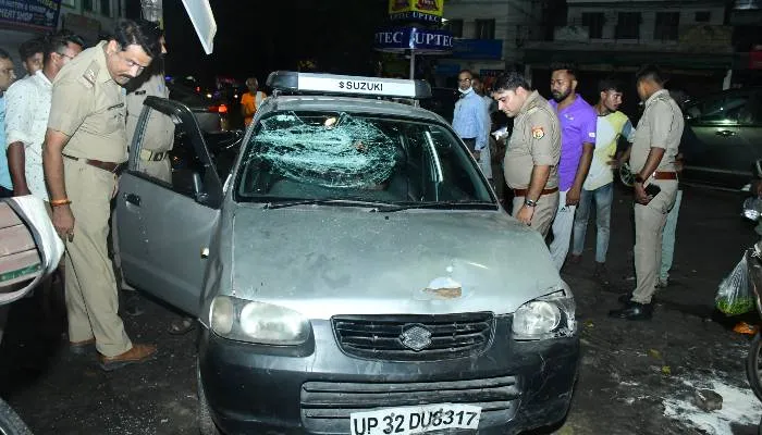 लखनऊ: नशे में धुत युवक ने ठेले व रिक्शे पर चढ़ाई कार, दो घायल