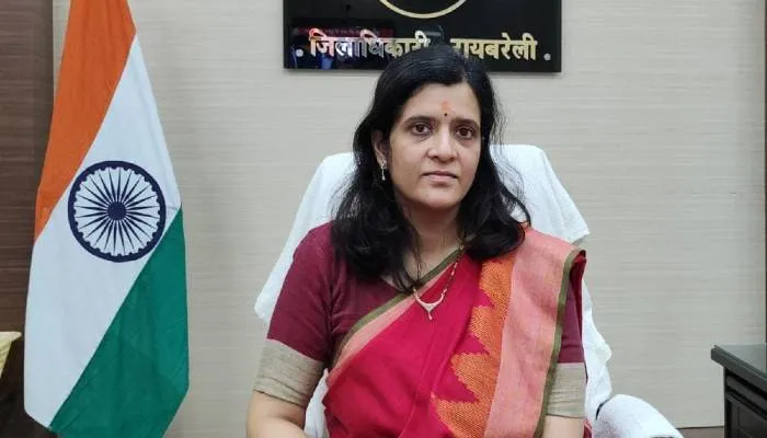 रायबरेली: ईद की पूर्व संध्या पर अधिकारियों ने किया फ्लैग मार्च, शांति और सद्भाव के साथ पर्व मनाने की अपील