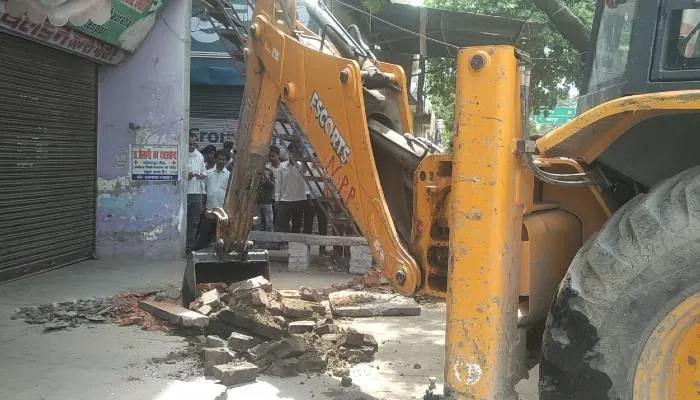 फतेहपुर: एसडीएम के मौजूदगी में अतिक्रमण पर चला नगर पालिका का बुलडोजर, नालों की भी हुई सफाई
