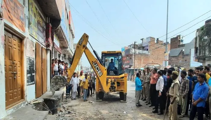अयोध्या: गोसाईगंज में गरजा बुलडोजर, व्यापारियों में आक्रोश…लगाए संगीन आरोप