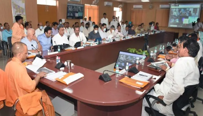 अयोध्या का हर घर नल से जुड़े, विद्युत व्यवस्था भी हो बेहतर, सीएम योगी ने सख्त लहजे में अधिकारियों दिये निर्देश