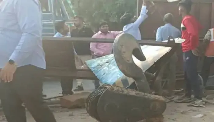 देश की पहली रैपिड रेल कॉरिडोर पर बड़ा हादसा,  50 टन वजनी सेगमेंट सड़क पर गिरा, इलाके में आया भूकंप