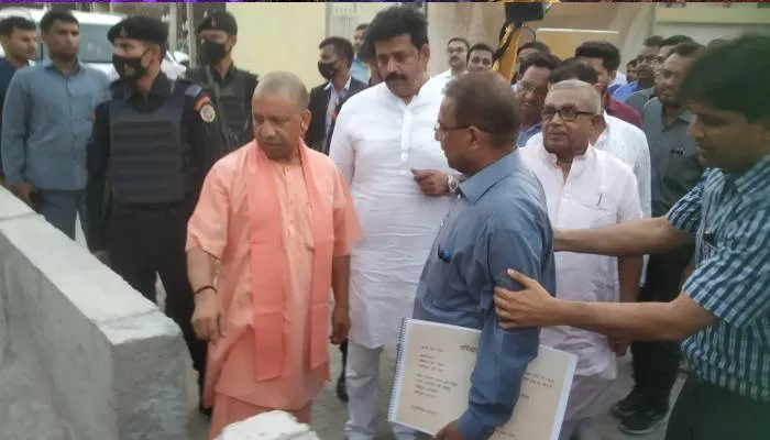 समयबद्ध ढंग से पूर्ण हो फोरलेन व नाला निर्माण का कार्य : सीएम योगी
