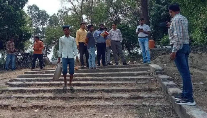 बाराबंकी: उपायुक्त ने किया मनरेगा के कार्यों का निरीक्षण, अमोली कला का मातनताल बनेगा अमृत सरोवर