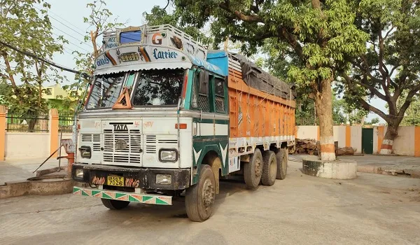 अमरोहा : मंडी समिति सचिव ने पकड़ा ट्रक, बिना गेटपास ले जा रहे थे 140 क्विंटल आलू