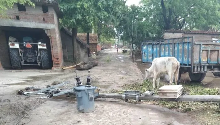 बहराइच: आंधी-पानी ग्रामीणों के लिये बना मुसीबत, कहीं गिरे पेड़ तो कहीं खम्भा, आवागमन भी हुआ बाधित