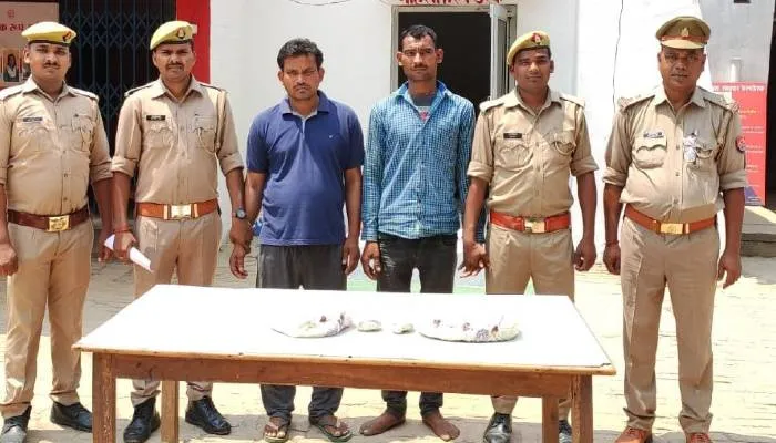 बहराइच: पुलिस ने दो शातिर चोरों को गांजे के साथ किया गिरफ्तार, दोनों के विरुद्ध दर्ज हैं 21 मुकदमे