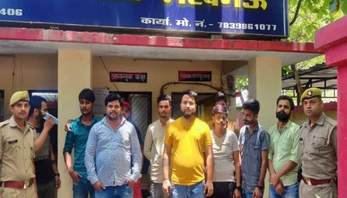 लखनऊ: 1090 चौराहे पर कार की छत को शोहदों ने बना रखा था डांस फ्लोर, पुलिस ने किया गिरफ्तार, देखें वीडिओ