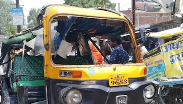 आजमगढ़: तेज रफ्तार पिकअप ने ऑटो रिक्शा में मारी जोरदार टक्कर, 3 लोगों की दर्दनाक मौत, 9 घायल