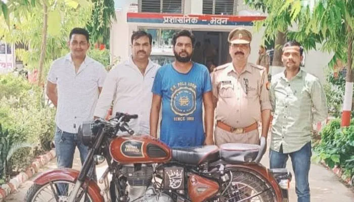 हरदोई: चोरी की बुलेट के साथ 15 हजार का इनामी बदमाश गिरफ्तार