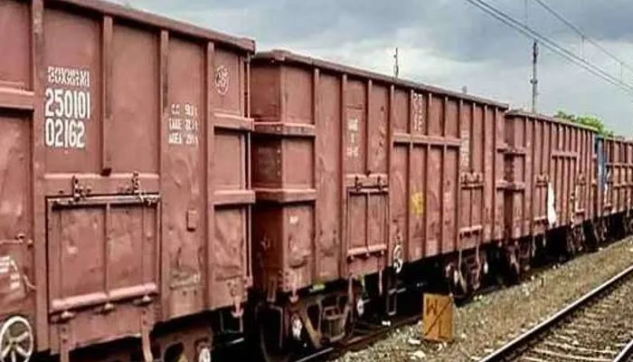 फर्रुखाबाद में मामा-भांजे के ऊपर से गुजरी मालगाड़ी, बाल-बाल बचे