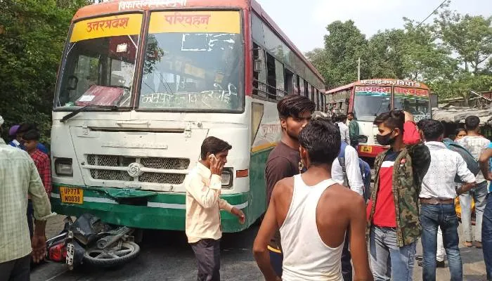 हरदोई: रोडवेज बस में घुसी बाइक, तीन युवक हुये जख्मी