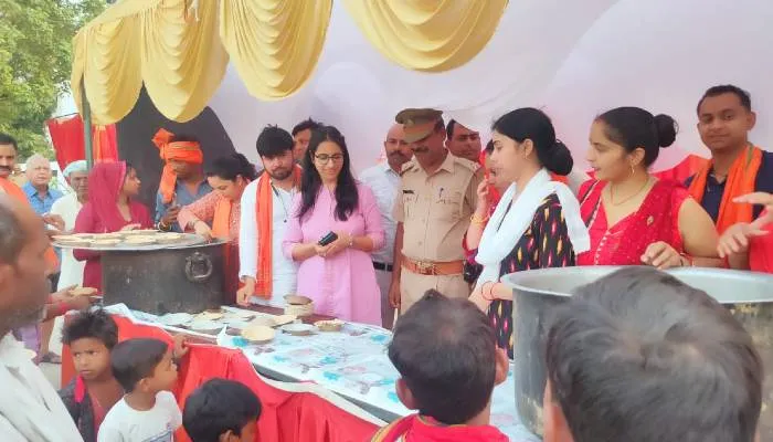 लखनऊ: जेठ माह के प्रथम मंगल पर हुआ भव्य भंडारे का आयोजन, हजारों श्रद्धालुओं की उमड़ी भीड़